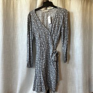 Abercrombie Wrapped Dress Size Large, White and Blue flower pattern.